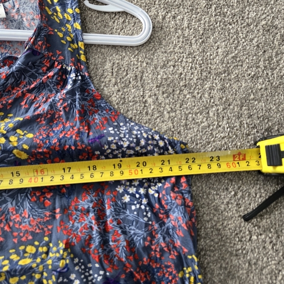 (XL) Old Navy floral printed V neck cut out tank - Picture 4 of 8